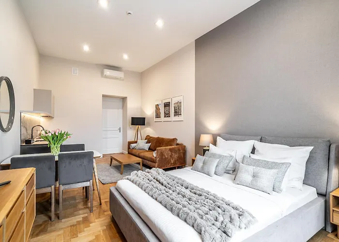 Venetian House Market SquareAparthotel